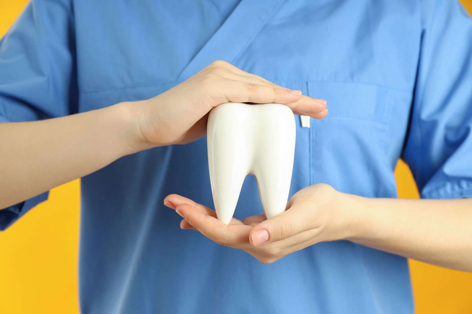 Motivazioni per l'estrazione del dente del giudizio asintomatico a Lucca 1 Perché dovrei togliere il dente del giudizio anche se non mi fa male?