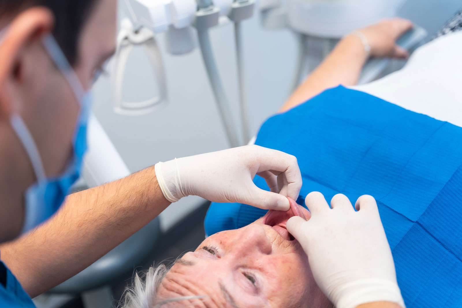 Impianti dentali in età avanzata: Cosa devi sapere 1 L’età avanzata rappresenta un problema per inserire un impianto dentale?