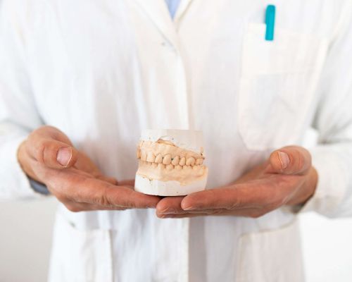 Implantologia dentale a Lucca: tecnologia e precisione per il ripristino dei denti 4 protesi dentale fissa e mobile a- lucca